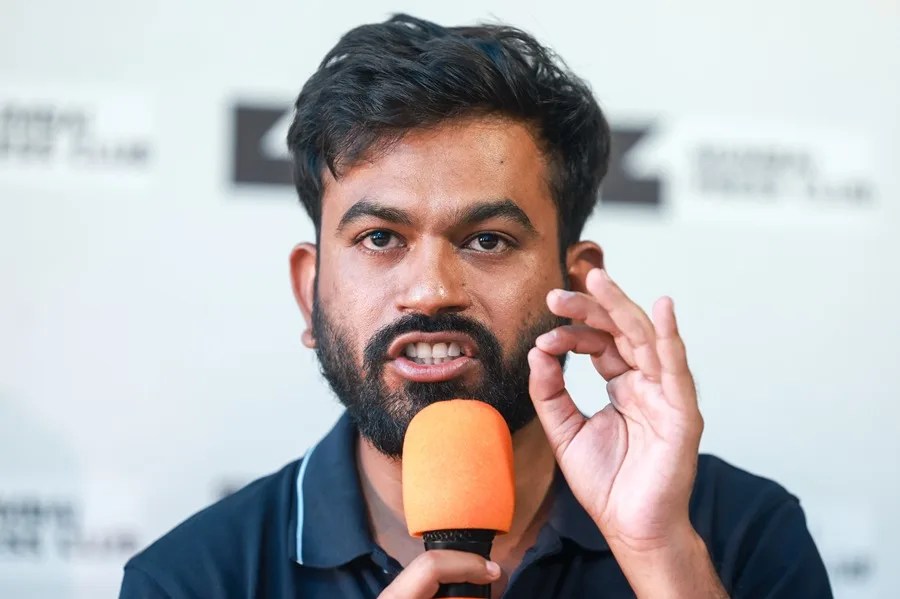 El fundador del movimiento juvenil Cockroach Janta Party (CJP), Abhijeet Dipke.