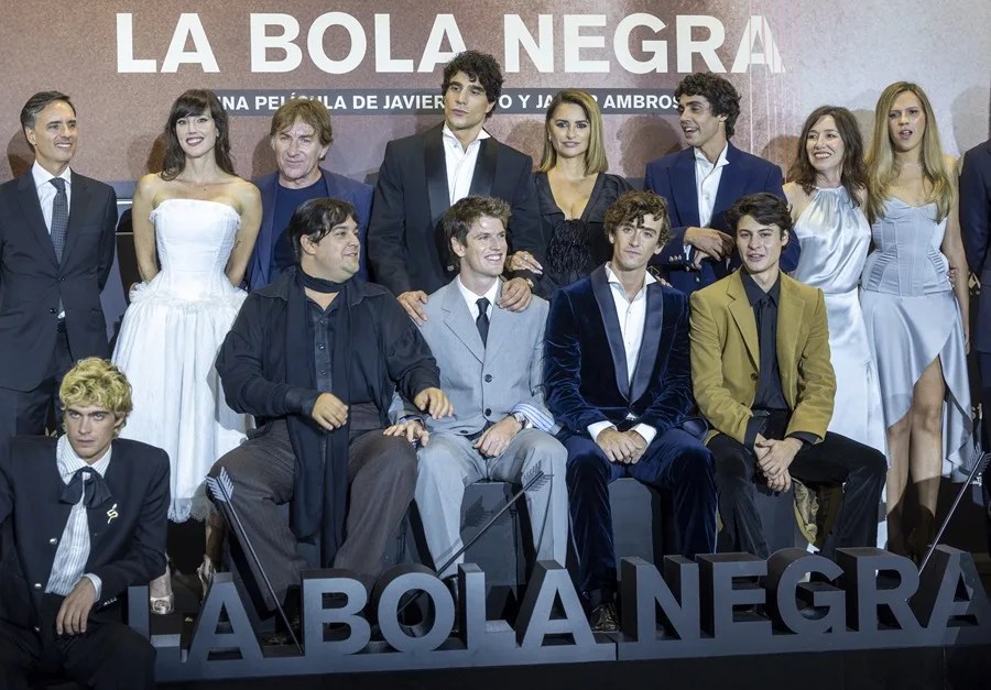 Los cineastas Javier Calvo y Javier Ambrossi y la actriz Penélope Cruz posan junto al elenco de 'La bola negra'