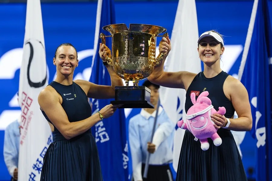 Gabriela Dabrowski (d) y Luisa Stefani, tras ganar el Abierto de China de dobles.