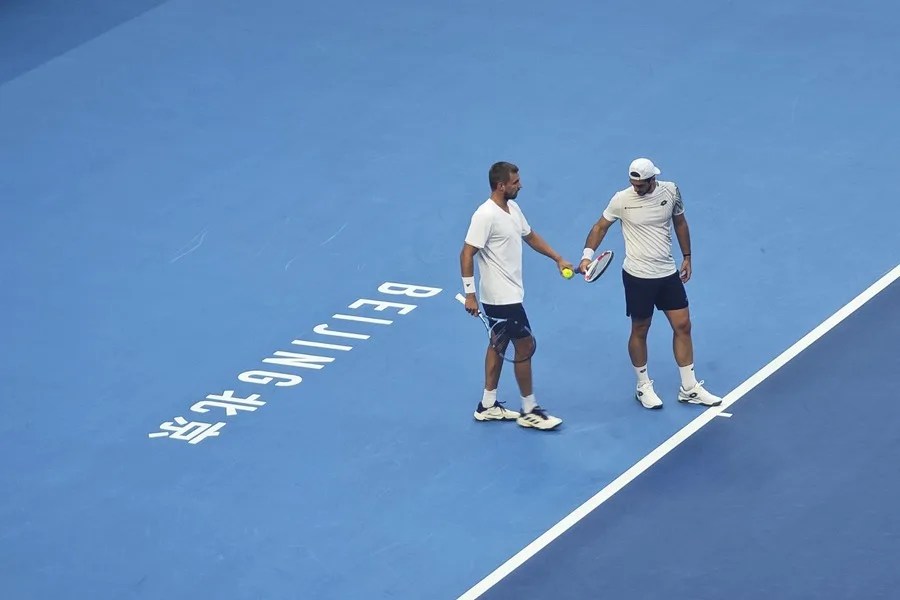La pareja formada por los tenistas británicos Julian Cash (d) y Lloyd Gasspool (i) durante el partido de hoy del Abierto de China