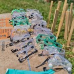 Unas máscaras de goma se secan al sol en el centro de tratamiento del ébola del Hospital General de Bunia