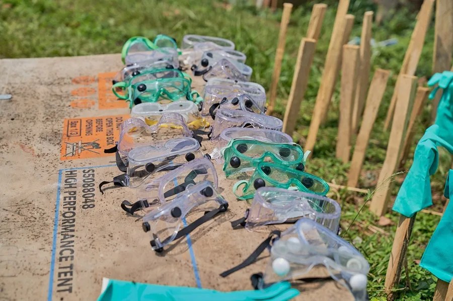 Unas máscaras de goma se secan al sol en el centro de tratamiento del ébola del Hospital General de Bunia
