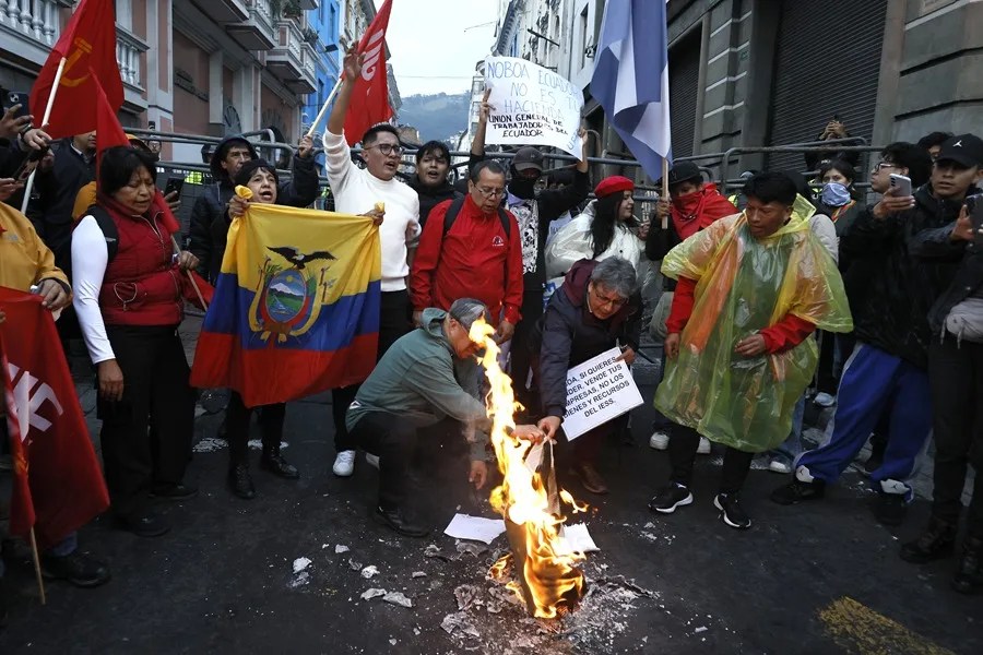 Sindicatos de Ecuador marchan por "cambios radicales" en salud, educación y empleo