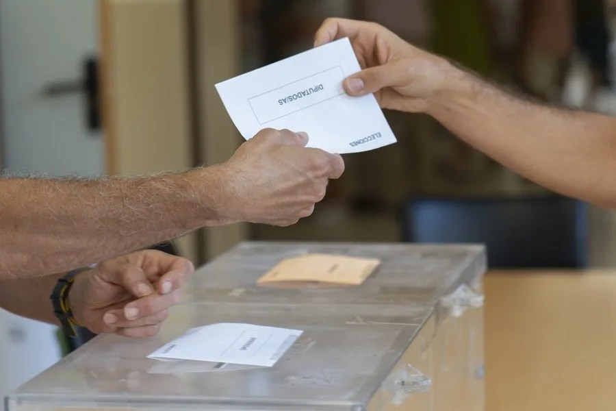 Un votante ejerce su derecho al voto