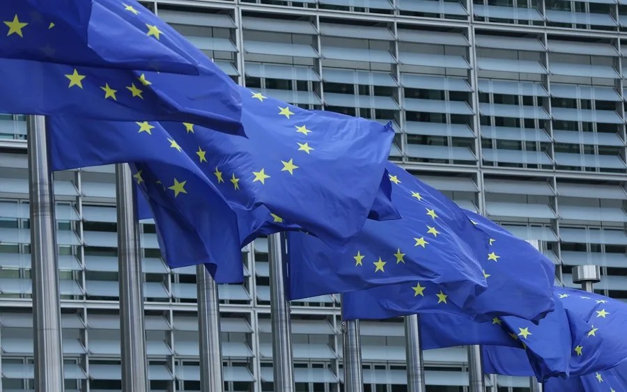 Banderas de la Unión Europea en la sede de la Comisión Europea en Bruselas