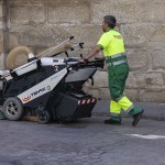 Un empleado de la limpieza trabaja