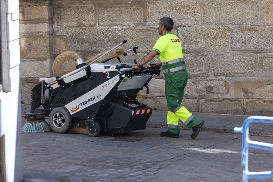 Un empleado de la limpieza trabaja