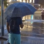 Varias personas bajo la lluvia en Tarragona