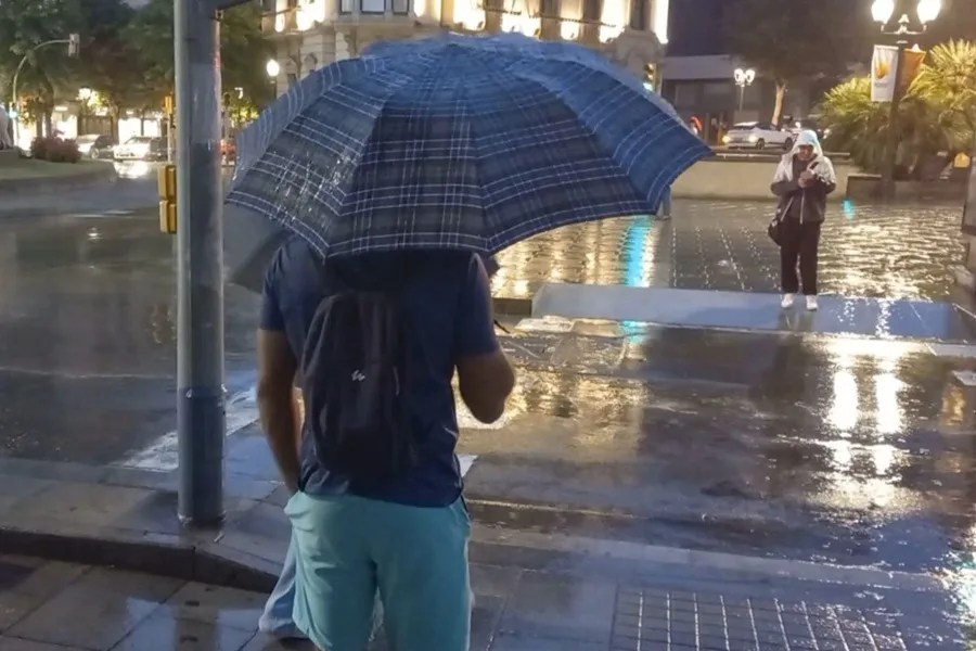 Varias personas bajo la lluvia en Tarragona