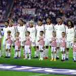 El equipo de España se forma para el himno nacional antes del partido de la Liga de Naciones de la UEFA entre Croacia y España
