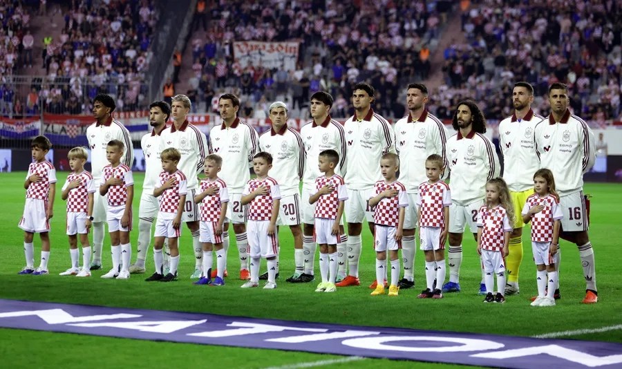El equipo de España se forma para el himno nacional antes del partido de la Liga de Naciones de la UEFA entre Croacia y España