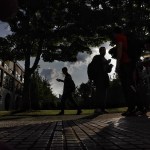 Estudiantes en un campues universitario