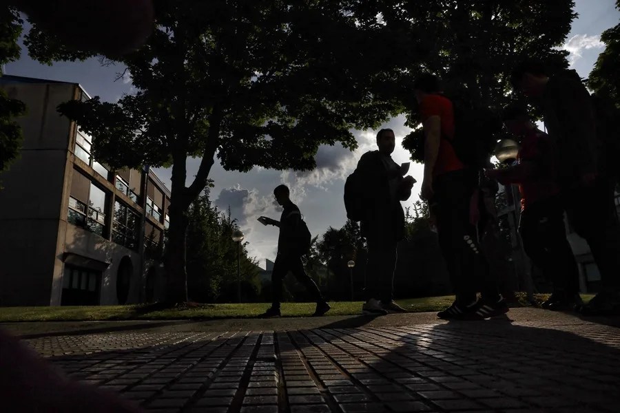 Estudiantes en un campues universitario