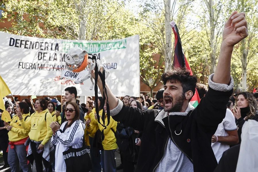 Vista de la protesta en el campus de la Universidad Rey Juan Carlos (URJC) de Madrid este miércoles, por la visita del presidente de Argentina, Javier Milei.