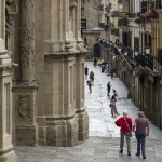 Turistas y donostiarras pasean este jueves por las calles de la Parte Vieja de San Sebastián.