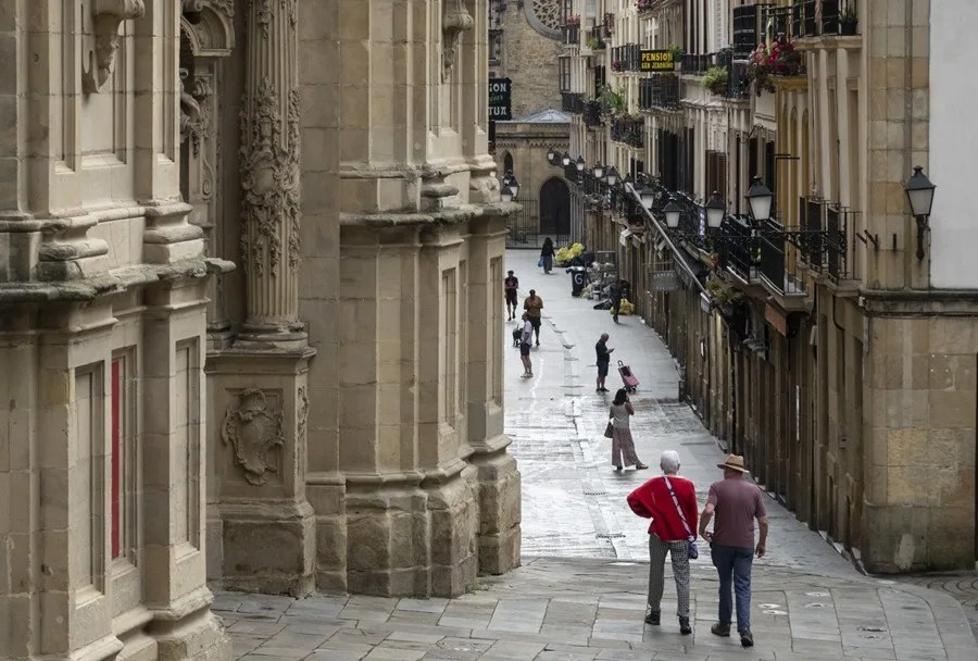 Turistas y donostiarras pasean este jueves por las calles de la Parte Vieja de San Sebastián.