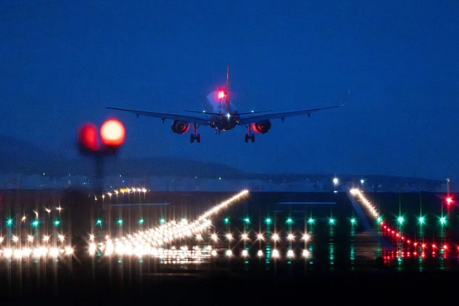 Un avión despega.