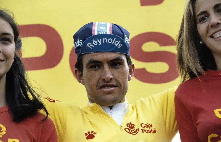 El abulense Ángel Arroyo celebra su triunfo en la XXXVII Vuelta Ciclista a España, en el podium de Madrid