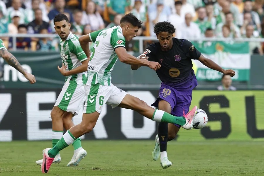 El jugador del Barcelona Lamine Yamal y el jugador del Betis Facundo Bernal, durante el partido