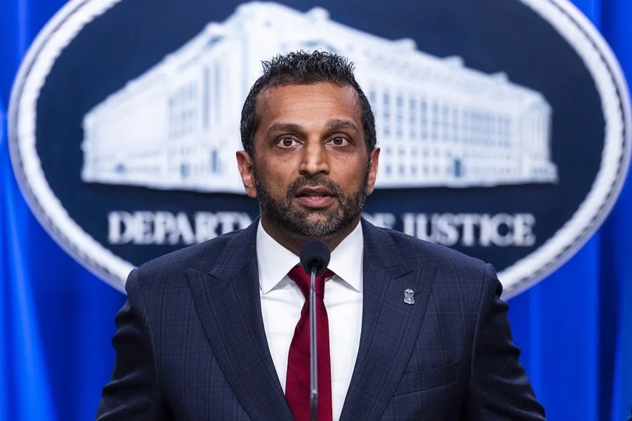 El director del FBI se compromete con una cantante de country