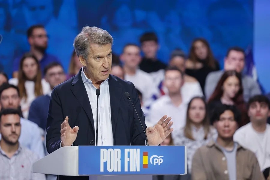 El presidente del PP, Alberto Núñez Feijóo, interviene durante la clausura del mitin que el PP ha celebrado este viernes en el Palau de las Arts de Valencia.