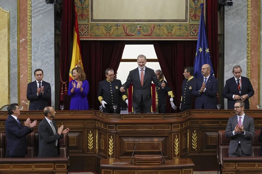 El ministro de Asuntos Exteriores, Unión Europea y Cooperación, José Manuel Albares (i), los presidentes del Congreso, Francina Armengol y del Senado, Pedro Rollán (2d), y el secretario general iberoamericano, Andrés Allamand (d), aplauden al rey Felipe VI, quien preside este jueves la inauguración del XII Foro Parlamentario Iberoamericano.