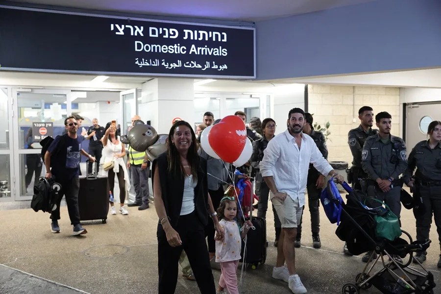 Pasajeros israelíes llegan en un vuelo de Flydubai procedente de Tabuk (Arabia Saudita) al Aeropuerto Internacional Ben Gurión