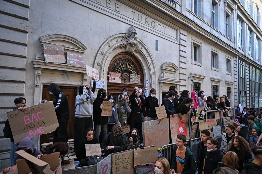 Estudiantes de secundaria protestan por las condiciones educativas en París, Francia