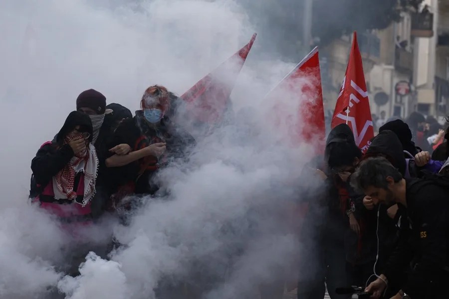Estudiantes de secundaria permanecen en medio de gases lacrimógenos mientras estallan enfrentamientos entre alumnos y la policía antidisturbios durante una protesta por las condiciones del sistema educativo en Montpellier,