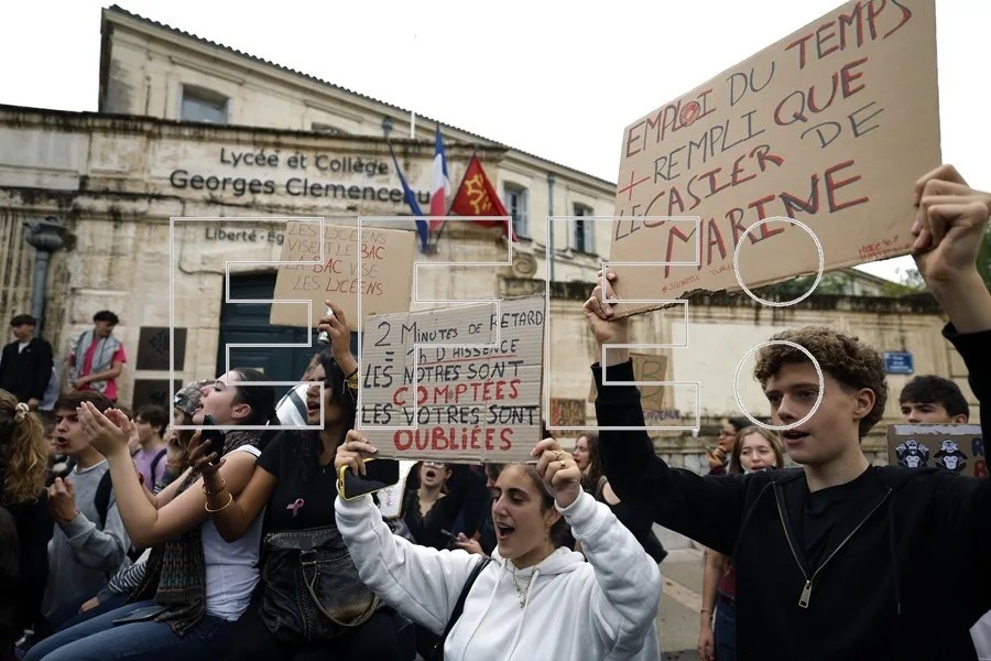Estudiantes de secundaria bloquean la entrada de su centro educativo durante una protesta contra las condiciones de la enseñanza en Montpellier