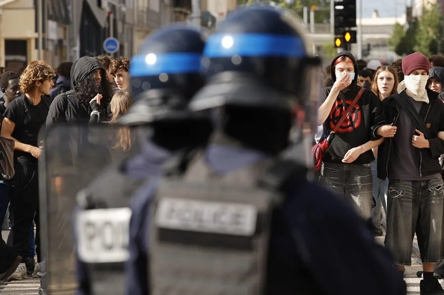 Estudiantes de secundaria se enfrentan a la policía antidisturbios durante una protesta por las condiciones del sistema educativo en Montpellier