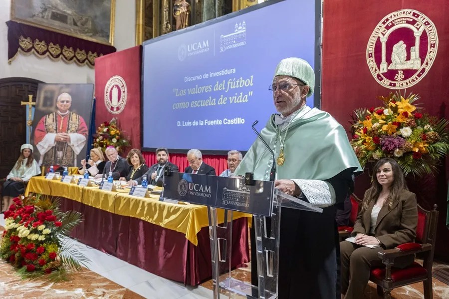 El seleccionador nacional de fútbol, Luis de la Fuente, durante un momento de su intervención en el acto de Investidura como Doctor Honoris Causa, este jueves en el Monasterio de Los Jerónimos, sede la UCAM.