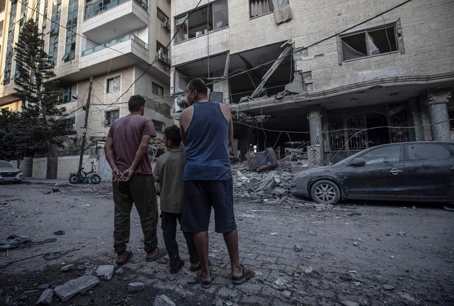 alestinos inspeccionan los escombros de un apartamento residencial tras un ataque aéreo israelí en el oeste de la ciudad de Gaza