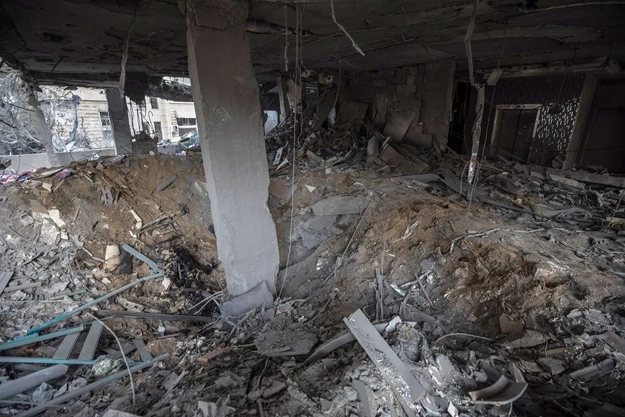Los escombros de un apartamento residencial tras un ataque aéreo israelí en el oeste de la ciudad de Gaza