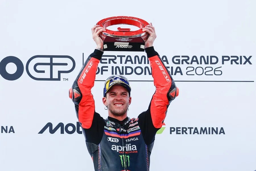 El piloto de MotoGP Marco Bezzecchi, tras vencer hoy en el Gran Premio de Indonesia.