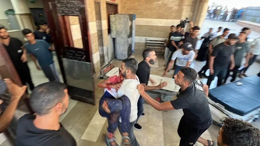 Heridos en un ataque israelí perpetrado este domingo junto a la mezquita Al Albano de la localidad de Jan Yunis, sur de Gaza, llegan al Hospital Naser