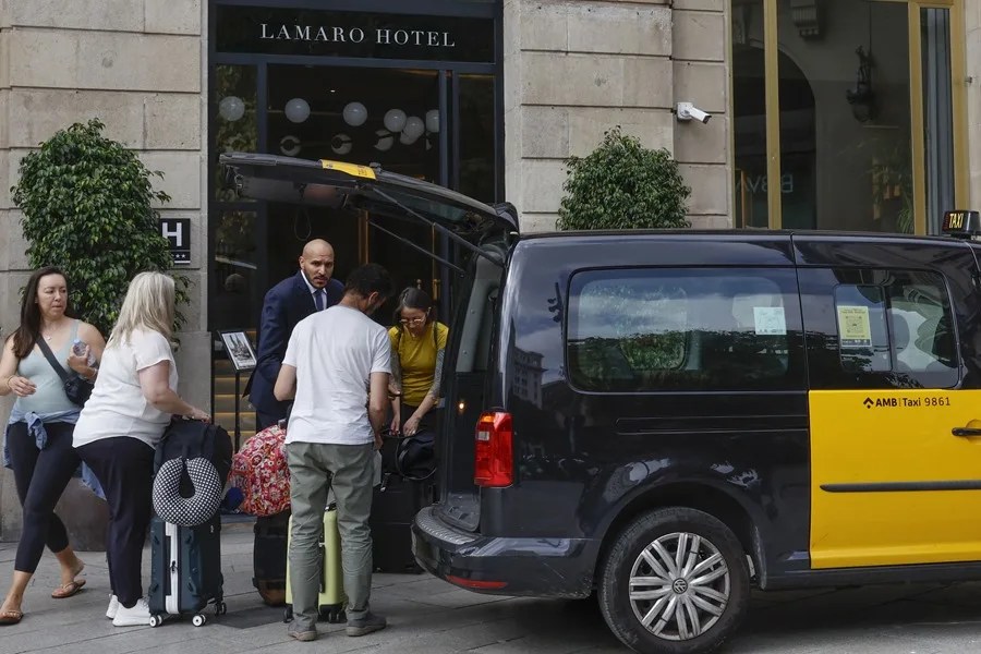 Clientes a su llegada a un hotel.