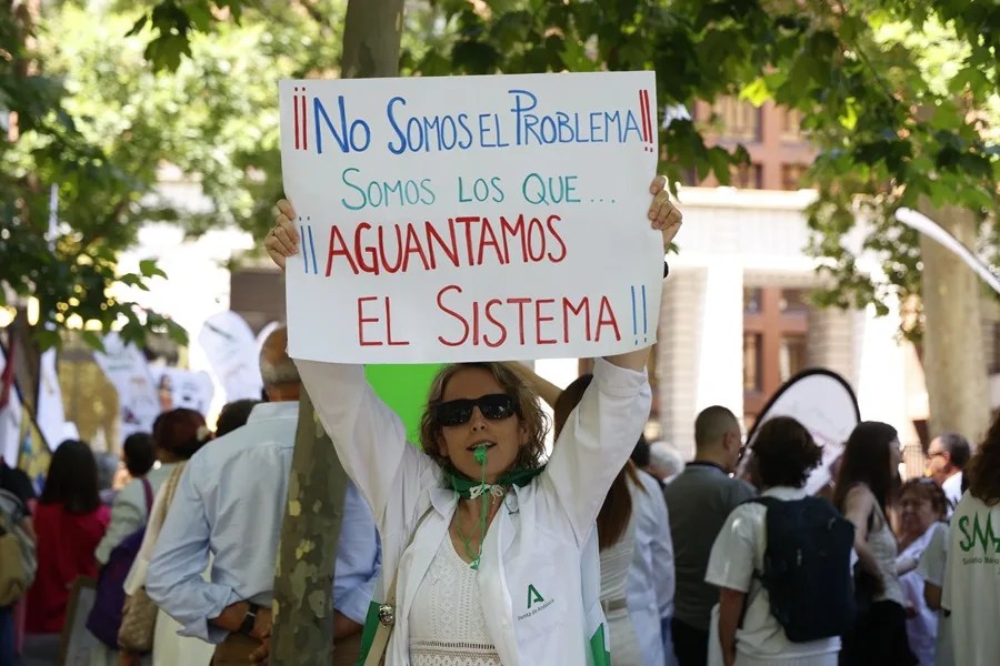 Concentración de médicos frente al Ministerio de Sanidad.