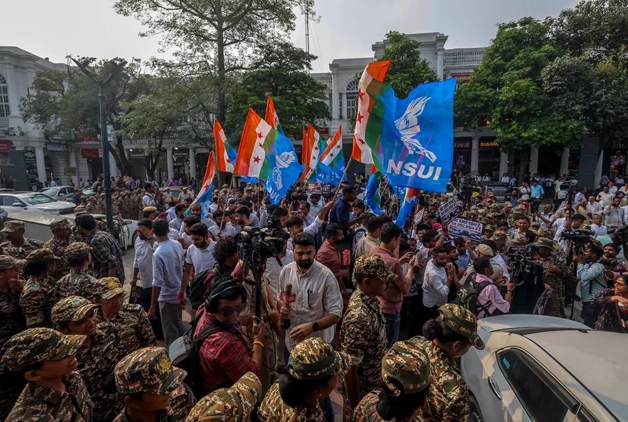La policía india detiene a miembros de la Unión Nacional de Estudiantes de la India (NSUI) mientras participaban en una protesta en Nueva Delhi.