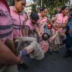 La policía india detiene a partidarios del Cockroach Janta Party (CJP) mientras participaban en una protesta en Nueva Delhi (India).