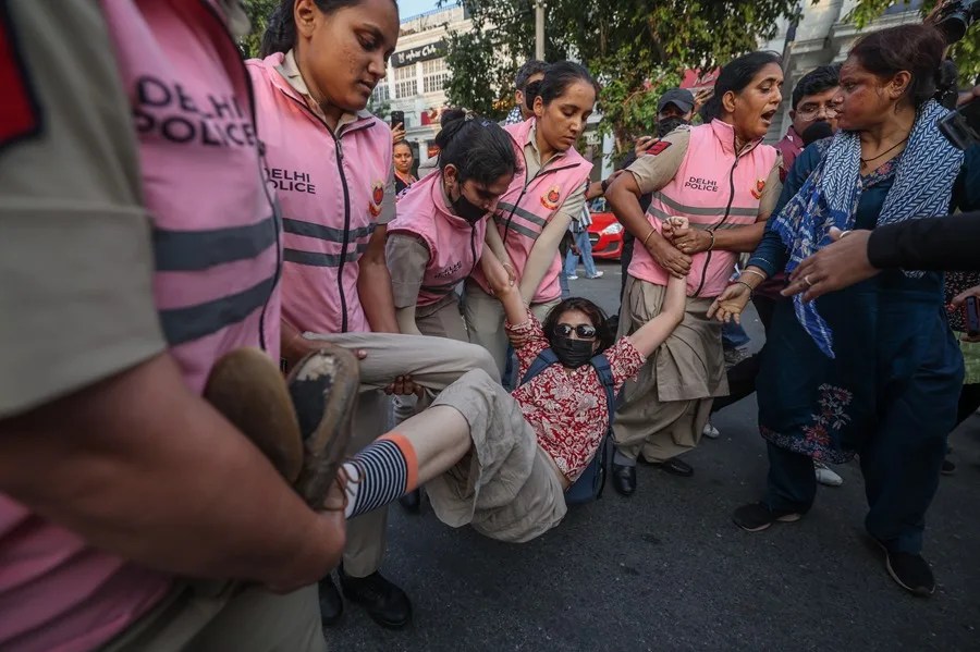 La policía india detiene a partidarios del Cockroach Janta Party (CJP) mientras participaban en una protesta en Nueva Delhi (India).