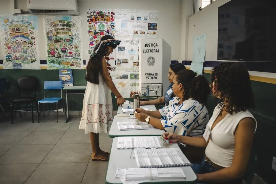 El primer voto a los 16 años de una indígena kokama en la Amazonía brasileña