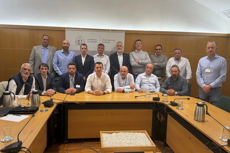 Representantes de los principales sindicatos de la Policía Nacional y las asociaciones profesionales de la Guardia Civil se encerraron en la sede de la Secretaría de Estado de Seguridad.