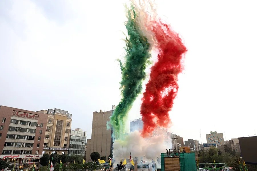 Personal militar iraní libera humo de colores durante la inauguración del campo de entrenamiento "Jan-Fada" ("Quien se sacrifica por Irán") en la plaza Hafte-Tir de Teherán