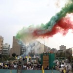 Personal militar iraní libera humo de colores durante la inauguración del campo de entrenamiento "Jan-Fada" ("Quien se sacrifica por Irán") en la plaza Hafte-Tir de Teherán