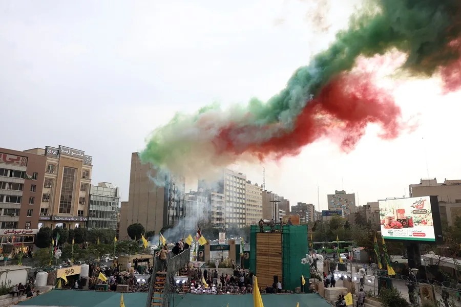 Personal militar iraní libera humo de colores durante la inauguración del campo de entrenamiento "Jan-Fada" ("Quien se sacrifica por Irán") en la plaza Hafte-Tir de Teherán