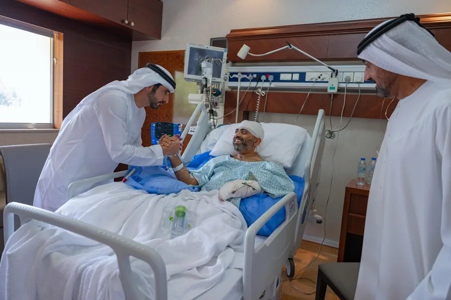 El viceprimer ministro y ministro de Defensa de Emiratos Árabes Unidos (EAU), Hamdan bin Mohamed (i) visita en el hospital en Abu Dabi al piloto indio Smit Machchhar (d