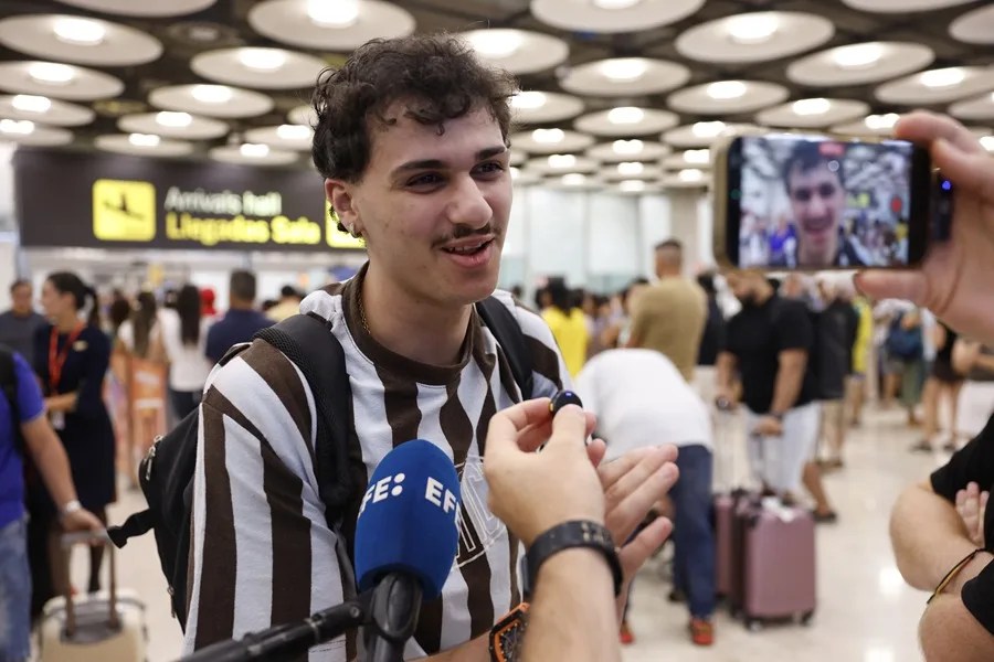 Pasajeros llegan procedentes de Italia al aeropuerto de Adolfo Suárez Barajas