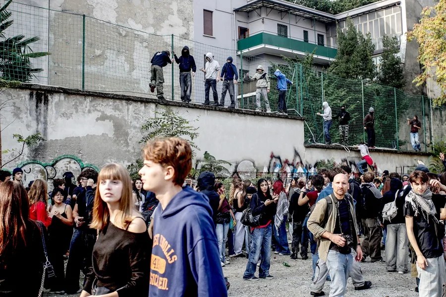 Estudiantes entran en la antigua morgue del hospital Policlinico durante la marcha estudiantil «Nadie es extranjero en la escuela», celebrada en Milán