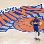 LeBron James de Philadelphia reacciona este martes, en un partido de la NBA